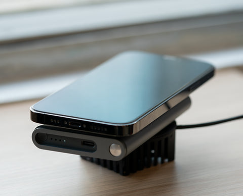 「被無線充電磁能」尿袋 MagSafer 2.0 - 全球首創雙向 MagSafe 無線移動充電器
